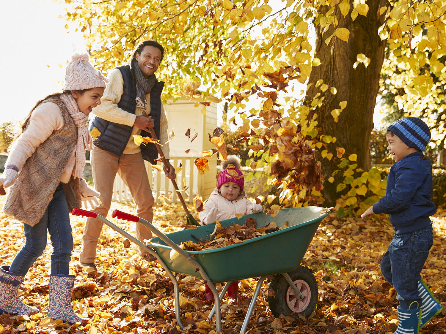 fall activity for families with children